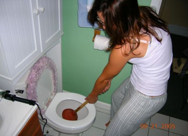 Hot girls unclogging toilets (28 pics)