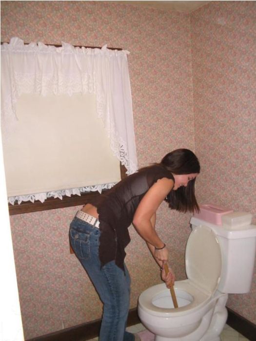 Hot girls unclogging toilets (28 pics)