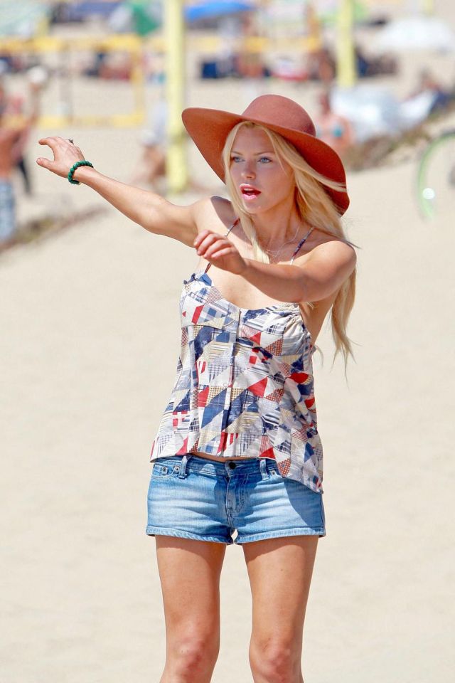 Sophie Monk roller-skating at the beach (7 pics)