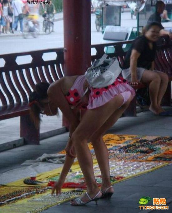 Short Skirts Have One Major Inconvenience! )) (4 pics)