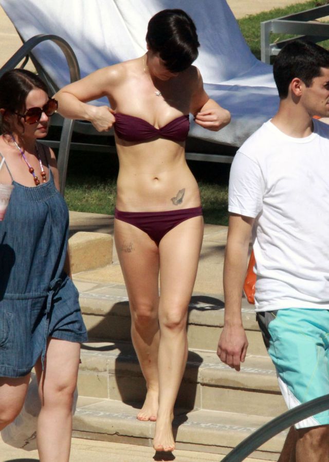 Christina Ricci in bikini (10 pics)