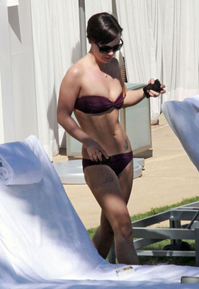 Christina Ricci in bikini (10 pics) .