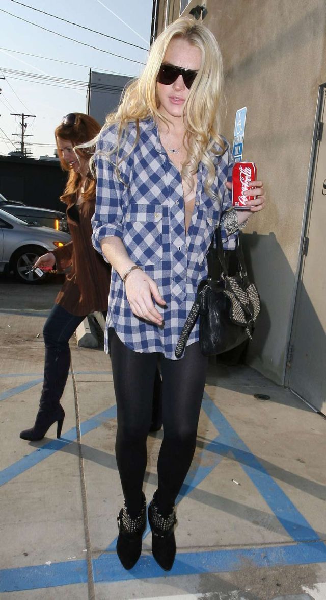 Lindsay Lohan shortly After Shopping (4 pics)