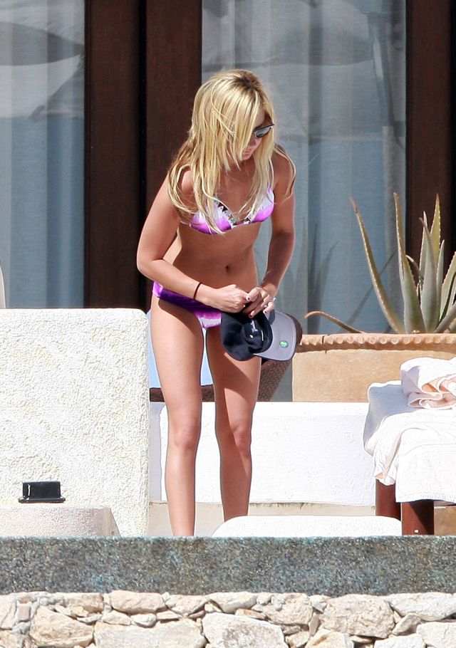 Ashley Tisdale in Bikini (9 pics)