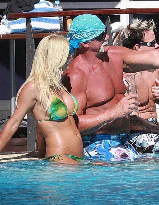 Hulk Hogan and his daughter in the pool (9 pics)