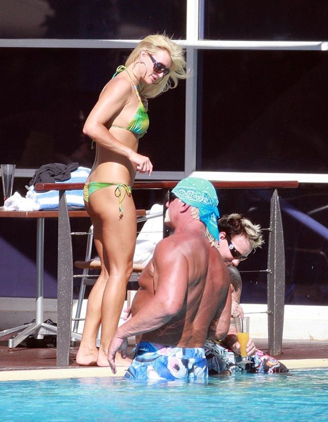Hulk Hogan and his daughter in the pool (9 pics)
