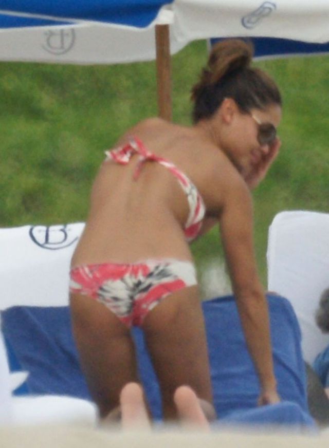 Vanessa Minnillo in Bikini (9 pics)