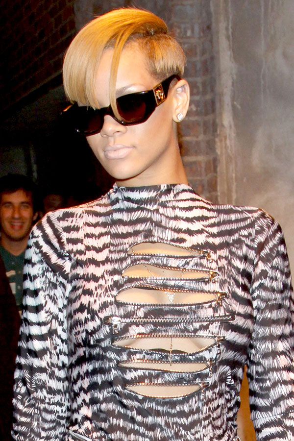 Rihanna’s New Outfit (10 pics)