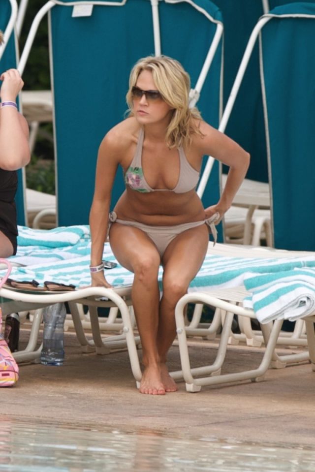 Carrie Underwood Bikini Pictures (13 pics)
