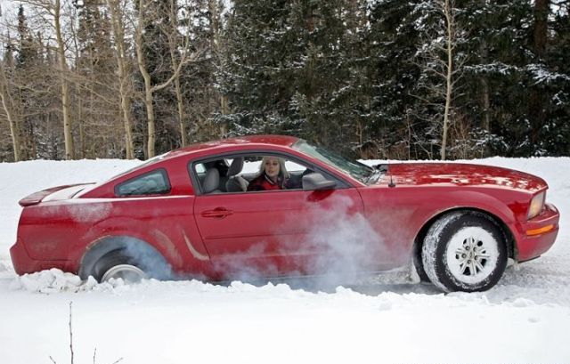 Pretty Girls Stuck in Snowy Roads (34 pics)
