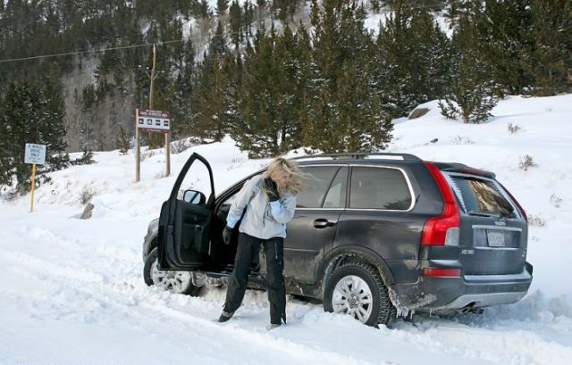 Pretty Girls Stuck in Snowy Roads (34 pics)