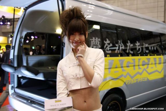 Girls at Tokyo Auto Salon 2010 (58 pics)