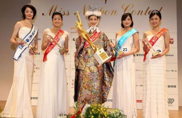 Miss Japan 2010. From Kimonos to Bikinis (9 pics)