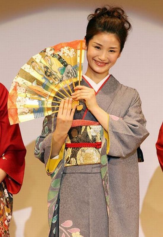 Miss Japan 2010. From Kimonos to Bikinis (9 pics)