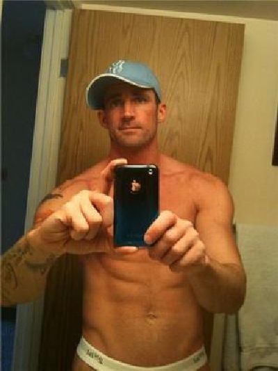 Hot Guys with iPhones (34 pics)