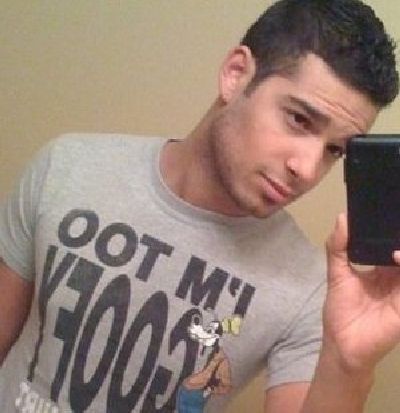 Hot Guys with iPhones (34 pics)