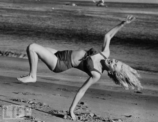 Marilyn Monroe in Swimsuits. Even Now Men Would Go Crazy about Her (12 pics)