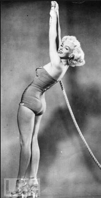 Marilyn Monroe in Swimsuits. Even Now Men Would Go Crazy about Her (12 pics)