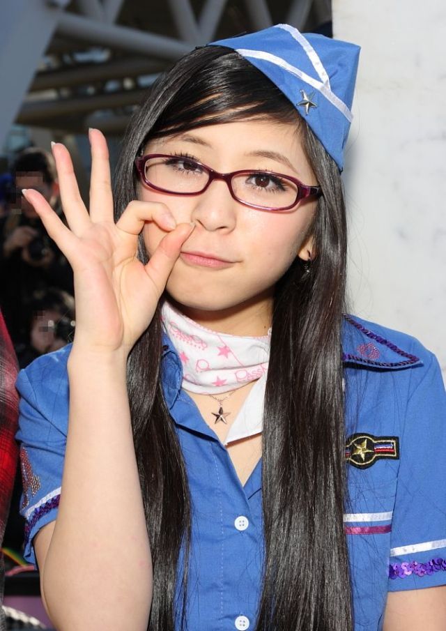 Cewek cosplay. Косплей милашки. Девушки японки в очках. Азиатка с брекетами косплейщица фото.