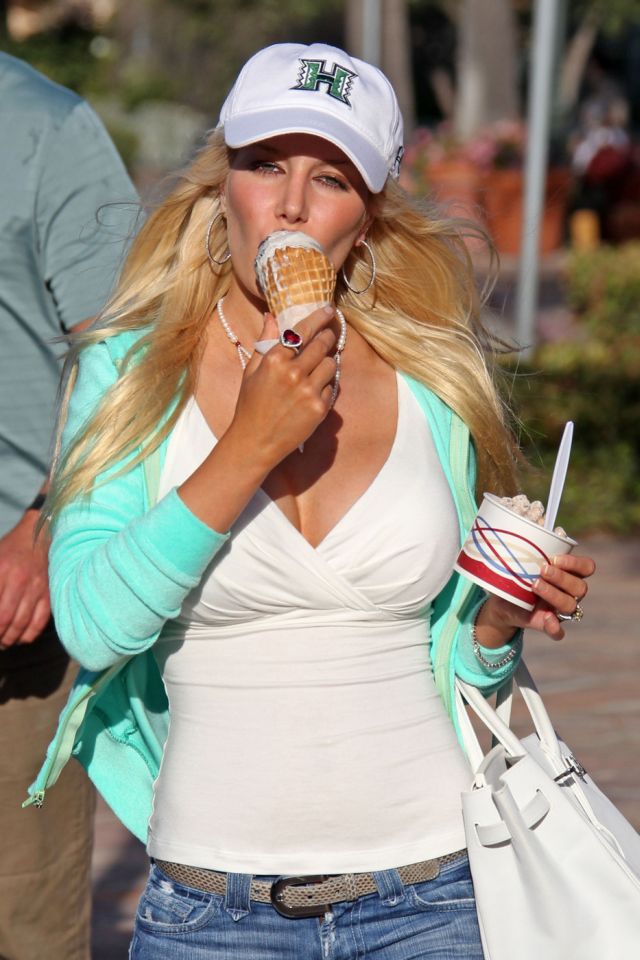 Heidi Montag Makes You Envy Her Ice Cream (9 pics)