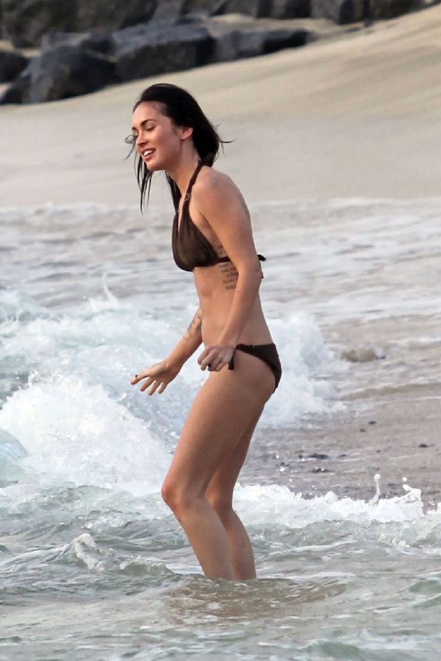 Megan Fox and Her Six-Pack Abs (9 pics)