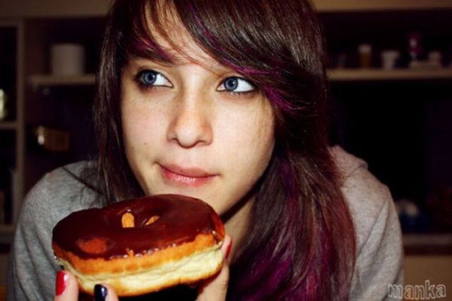 Donuts and Girls – What More to Ask! (33 pics)