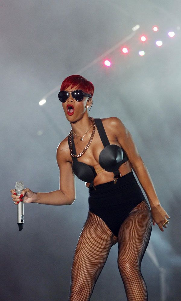 Rihanna and Her Usual Weird Ourfit (12 pics)