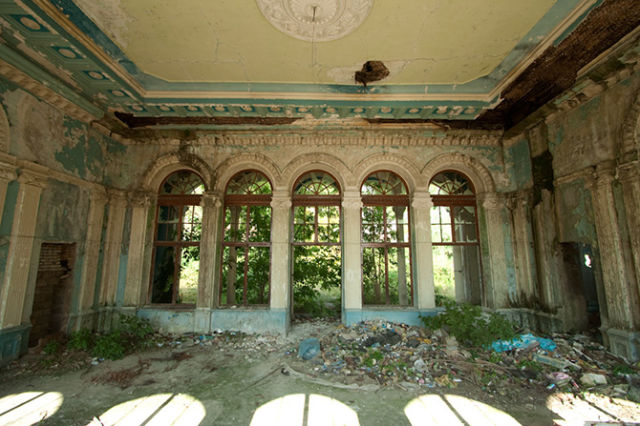 A Paradise That Became a Ghost Town (31 pics)