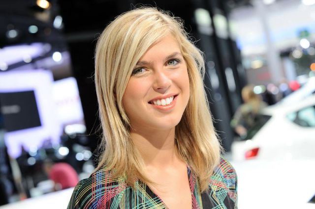 Girls from the 2010 Paris Motor Show (109 pics)