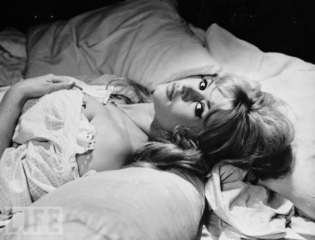 Vintage Seductive Starlets Lounging in Bed