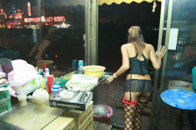Provocative Attire Makes More Men Nuts for Betel Nuts