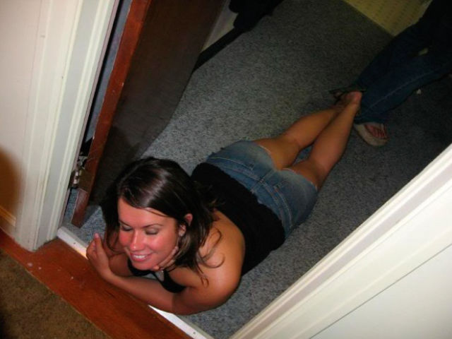 Ever Wondered What Drunk Girls Do in the Bathroom?