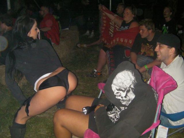 Drunk People Get Treated to Some Butt Action from Enthusiastic Girls
