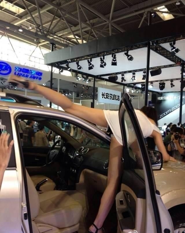 A Chinese Auto Show Model Who Really Earns Her Salary