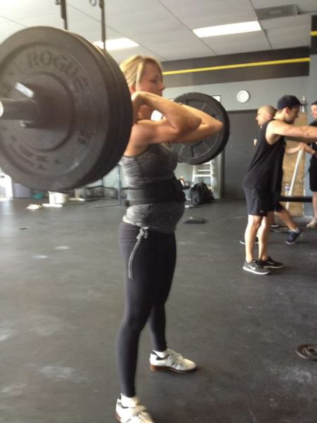 Pregnancy Can’t Stop This Woman from Weightlifting