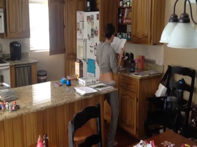 Hot Mom Busted Shaking Her Booty in the Kitchen  (VIDEO)