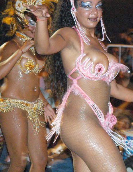 These Girls from the Carnival Are Real Treat for the Eyes