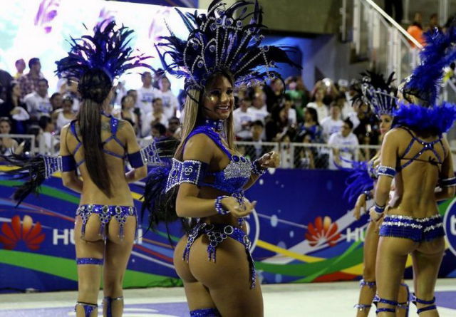 These Girls from the Carnival Are Real Treat for the Eyes