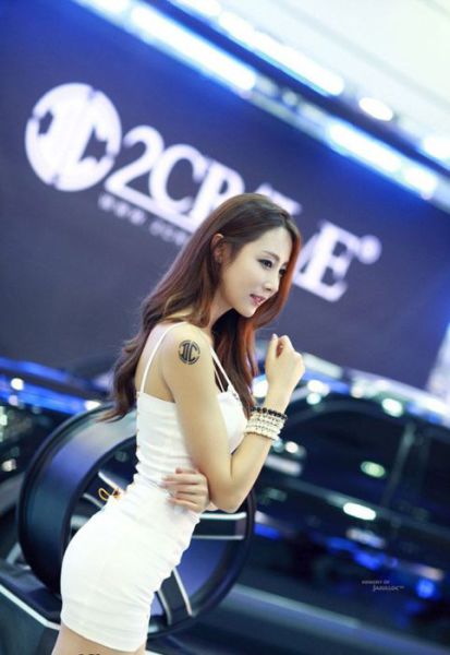 Gorgeous Girls Strut Their Stuff at the Seoul Auto Salon