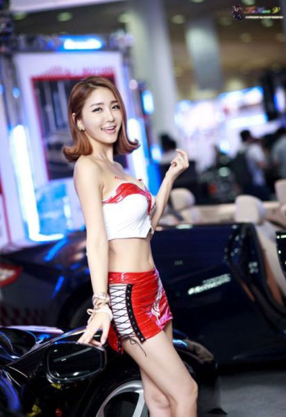 Gorgeous Girls Strut Their Stuff at the Seoul Auto Salon