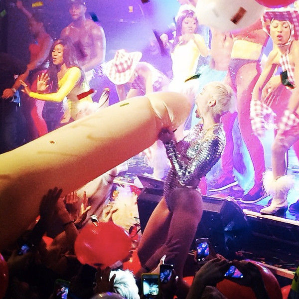Kinky Sexual Photos from One of Miley Cyrus’s Concerts