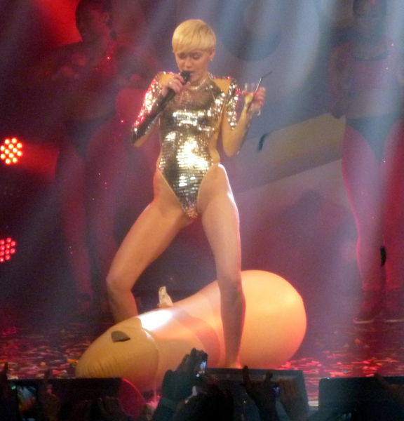 Kinky Sexual Photos from One of Miley Cyrus’s Concerts