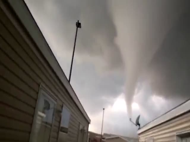Tornado Approaches Dangerously Oil Workers in North Dakota 