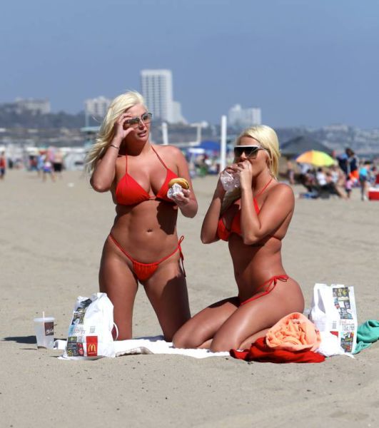 Hugh Hefner’s Ex-Girlfriends Look Hot Eating Fast Food on the Beach