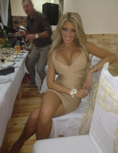 Lookout Boys…Here Come the Babes in Tight Dresses (44 pics) .