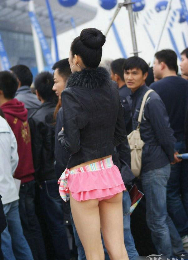 Chinese Woman Lets Her Bum Hang out in Short Skirt