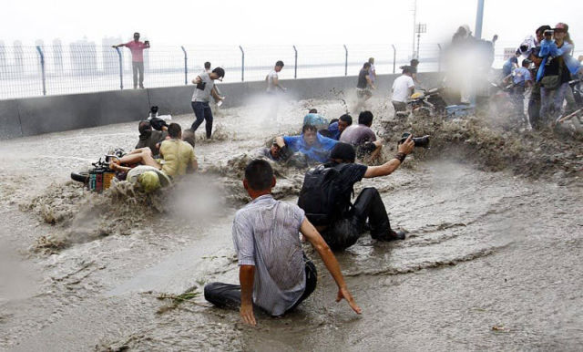 Massive Tidal Wave in China Stuns Spectators
