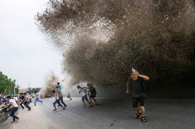 Massive Tidal Wave in China Stuns Spectators