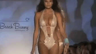 Models' Boobs Bouncing on the Catwalk (22 gifs) 