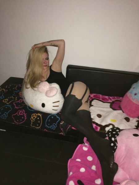 Intimate Leaked Photos of Avril Lavigne